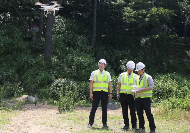 태종대유원지 태종사 주변 사면을 드론(drone)을 활용한 점검을 하는 모습7